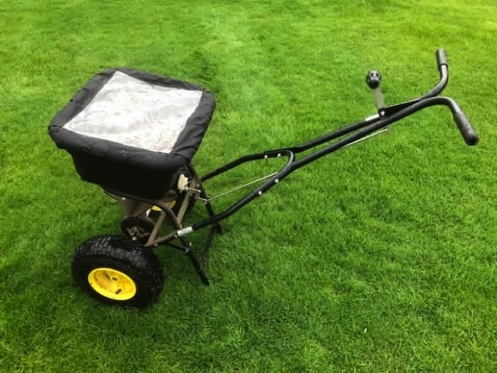 Lawn Feed spreader